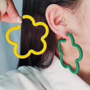 Fashion Black-flowers Acrylic Flower Earrings