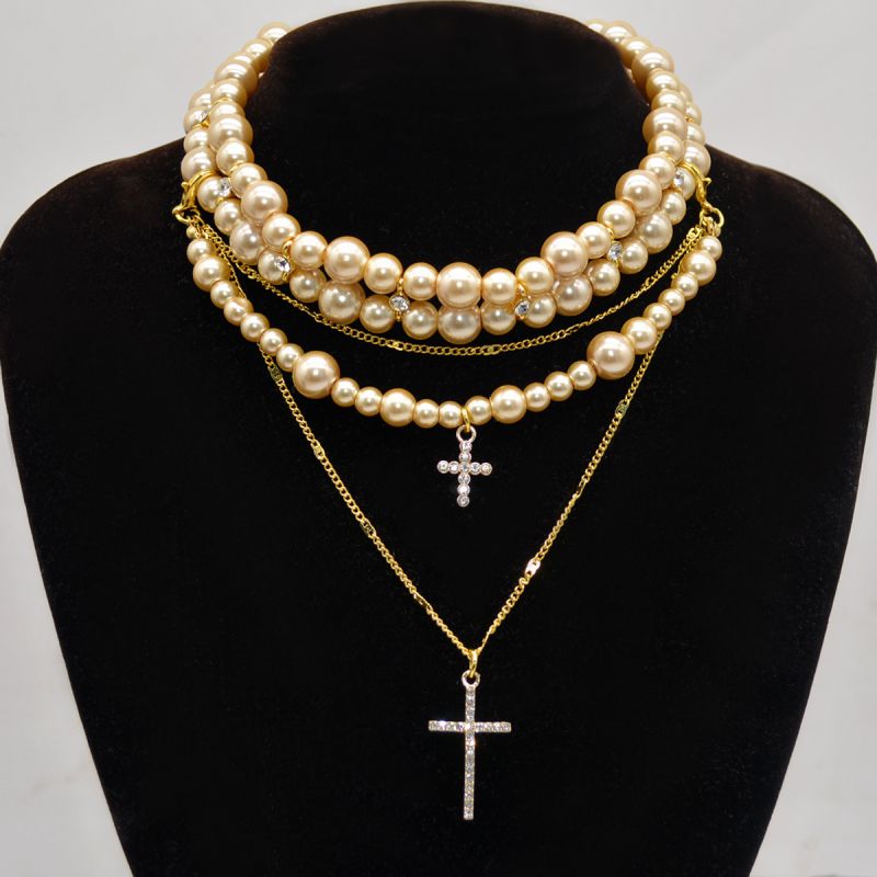 Collar Con Cruz De Diamantes Y Perlas Multicapa