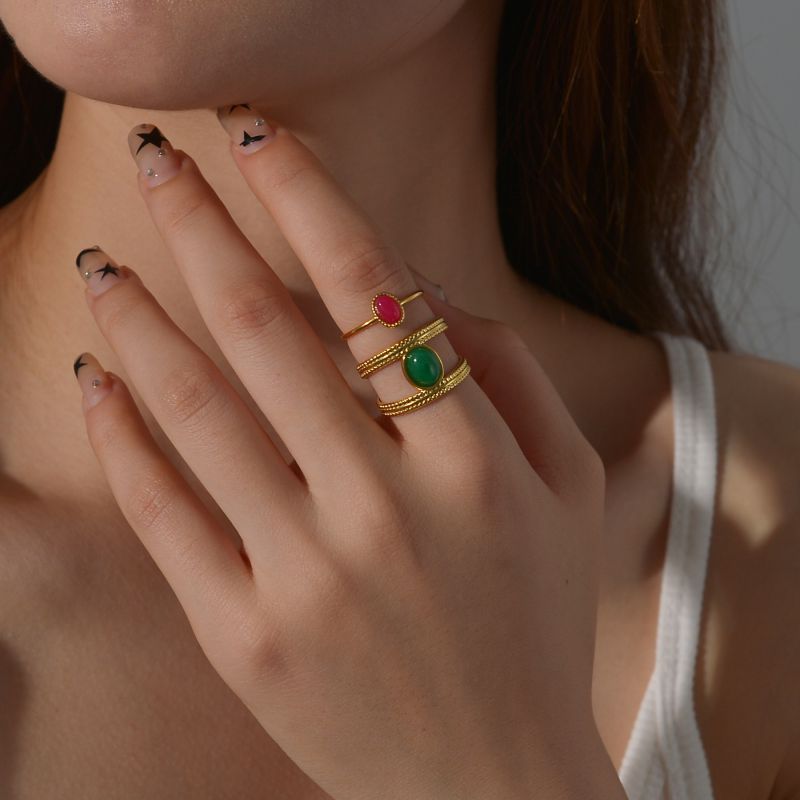 Anillo Abierto Ovalado De Acero Titanio Bañado En Oro