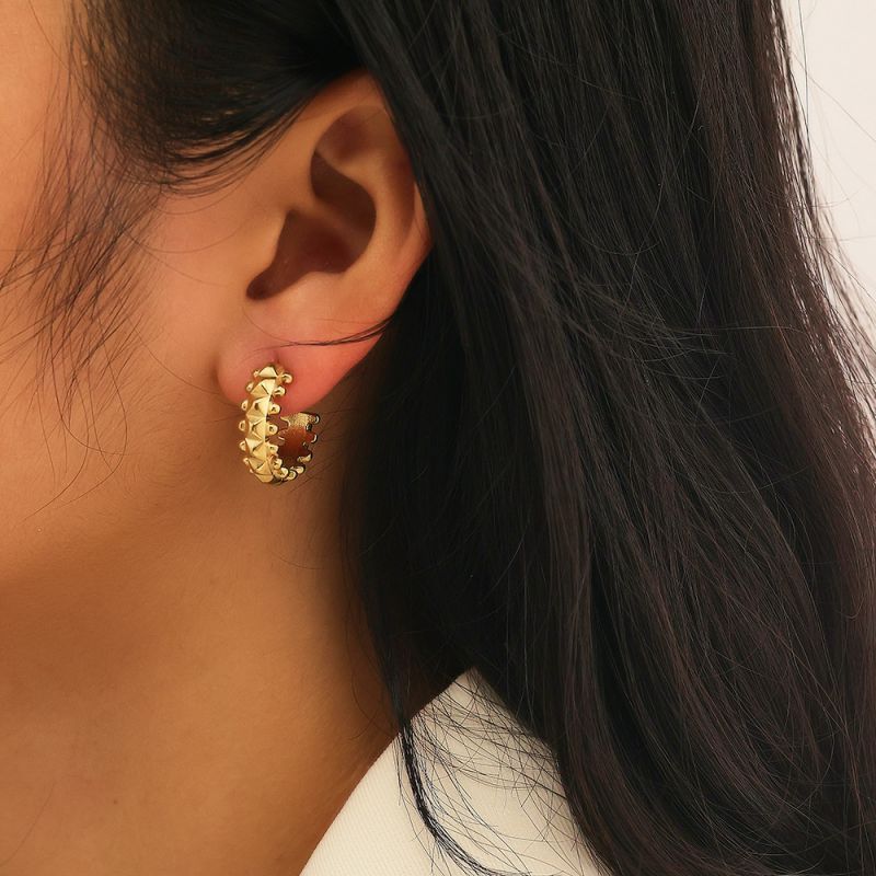 Pendientes En Forma De C De Acero Titanio Bañado En Oro