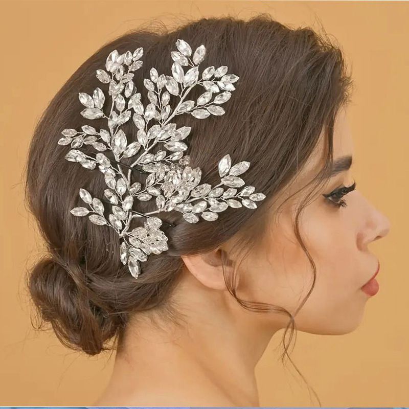 Diadema Trenzada Con Flores De Perlas Y Adornos Geométricos De Diamantes