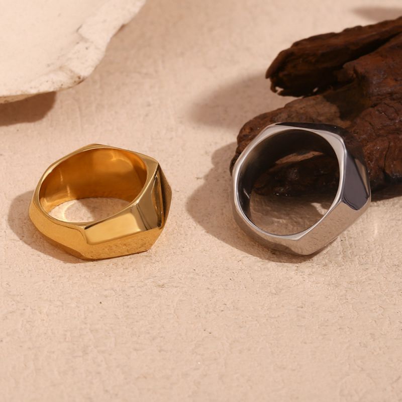 Anillo De Acero Inoxidable Con Facetas Geométricas Chapadas En Oro