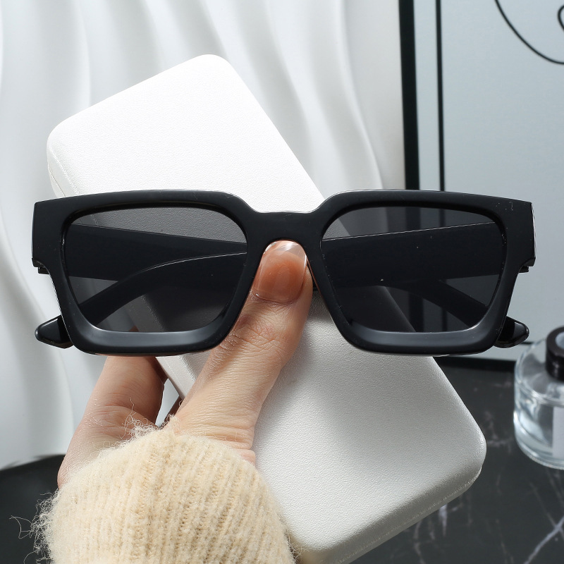 Fashion Black Frame Gray Large Square Frame Sunglasses