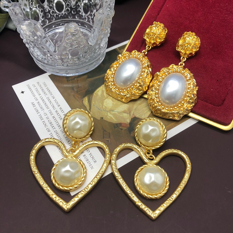 Fashion Gold 2 Ear Clips Carved Lace Hollow Love Pearl Ear Clip Earrings