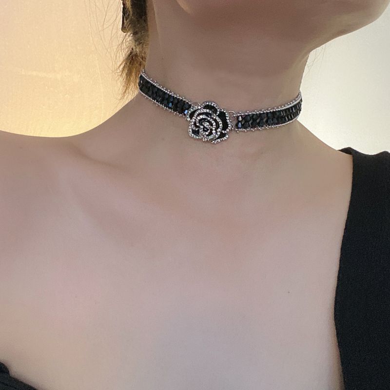 Collar De Flores De Aleación Y Diamantes.
