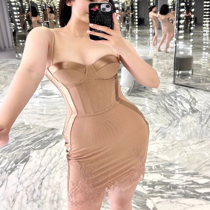 Vestido Ajustado Con Tirantes De Encaje En Espiga