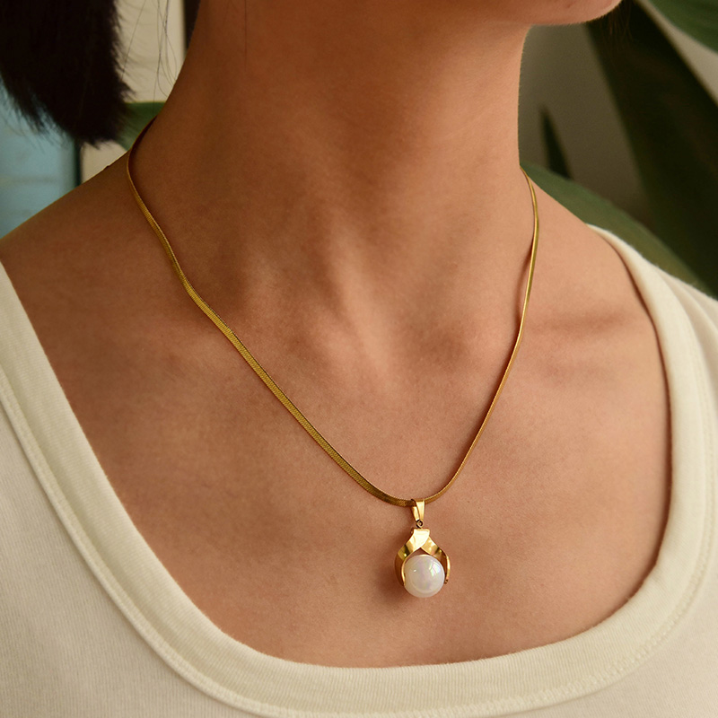 Collar De Cadena De Hueso De Serpiente Con Colgante De Perla Geométrica De Acero De Titanio