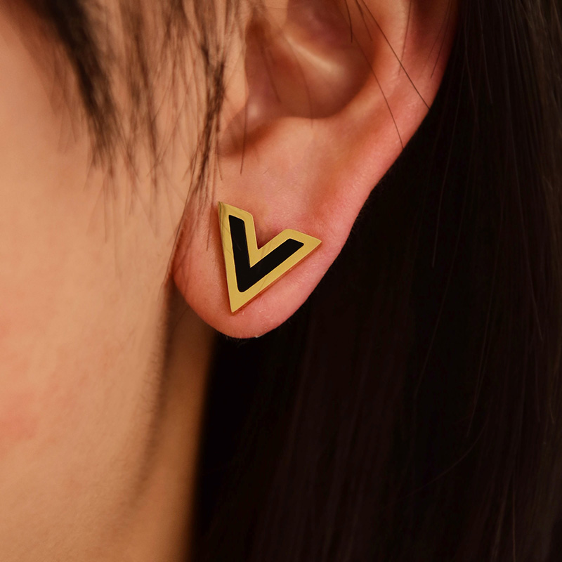 Pendientes En Forma De V Con Concha De Acero Titanio