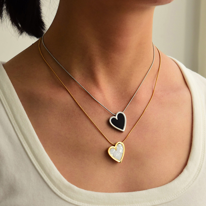 Collar Con Colgante De Concha De Amor De Acero De Titanio