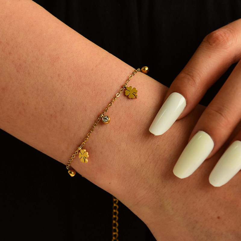 Pulsera Con Colgante De Trébol De Acero Titanio Y Circonitas.
