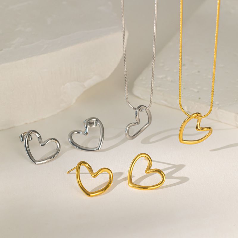 Collar De Corazón Hueco De Acero De Titanio