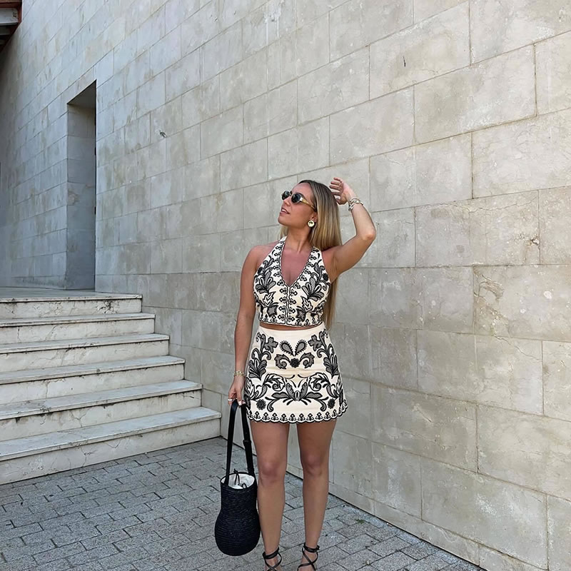 Fashion Green Polyester Embroidered Halter Neck Vest