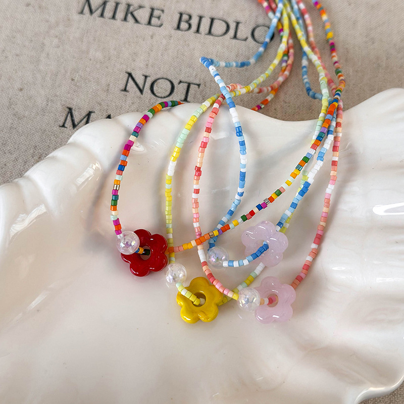 Collar De Flores Con Cuentas De Colores