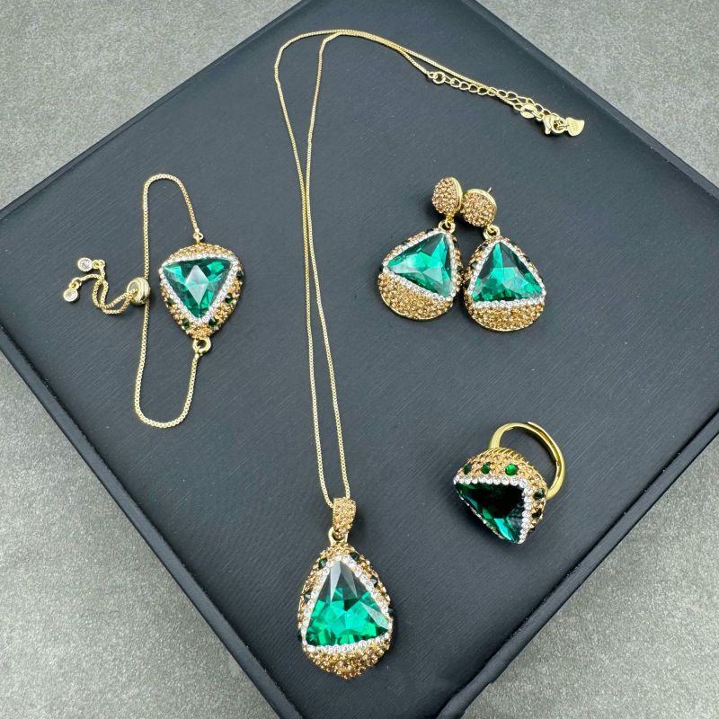 Conjunto De Collar Pulsera Pendientes Y Anillo Con Forma De Triángulo De Diamantes Geométricos