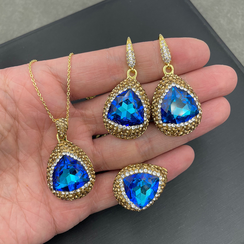 Conjunto De Anillo Pendientes Y Collar De Cristal Triangular.