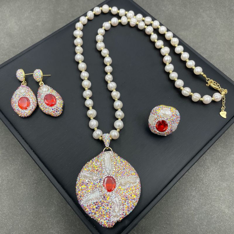 Fashion Necklace Geometric Necklace With Pearl Beads And Diamonds