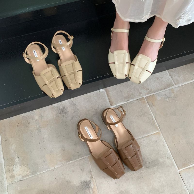Sandalias Planas Con Puntera Cerrada Y Hebilla