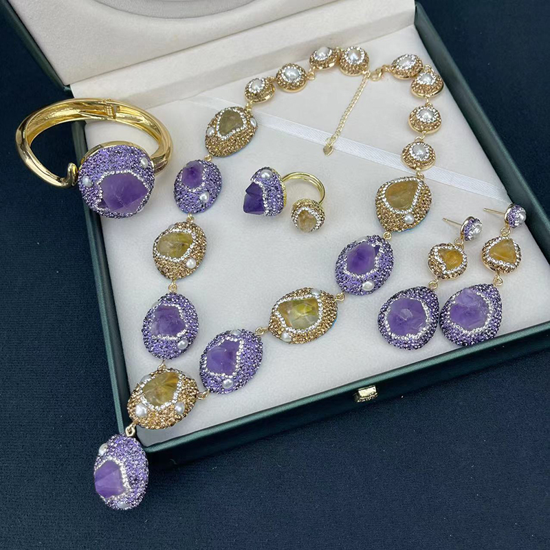 Conjunto De Anillo Pendientes Pulsera Y Collar De Cristal Irregular.