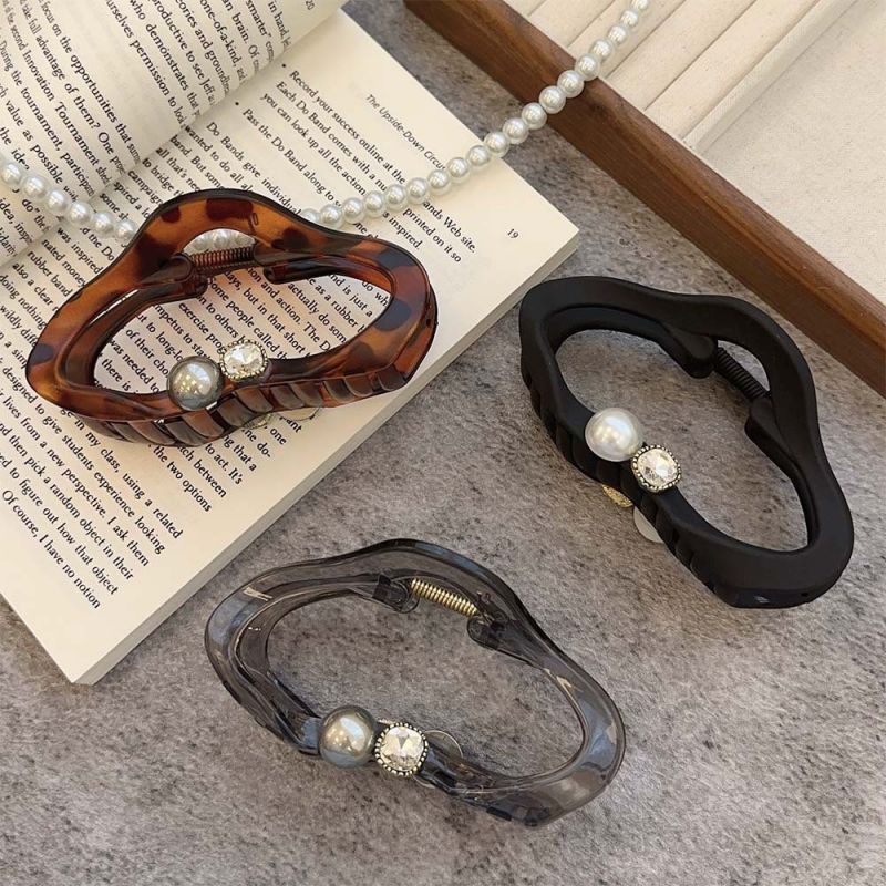 Matte Black Resin Diamond Pearl Hollow Cloud Clip