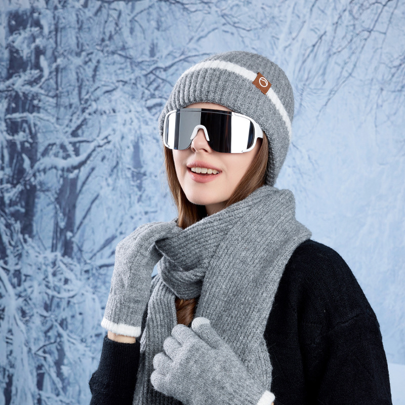 Conjunto Tres Piezas De Gorro Bufanda Y Guantes De Punto De Poliéster