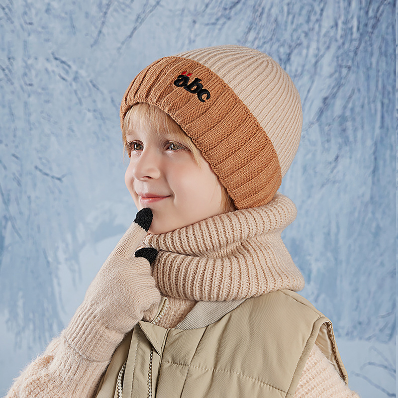 Conjunto Infantil De Tres Piezas Con Gorro Pañuelo Y Guantes De Punto Con Bordado De Letras