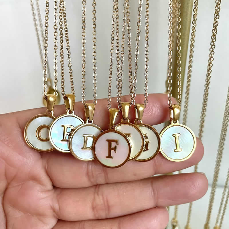 Collar Con Letra De Concha Redonda De Acero Inoxidable