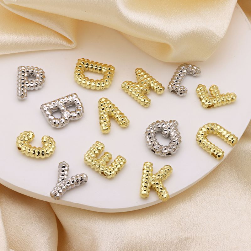Colgante De 26 Letras Con Diseño De Piña De Cobre Bañado En Oro (sin Cadena)