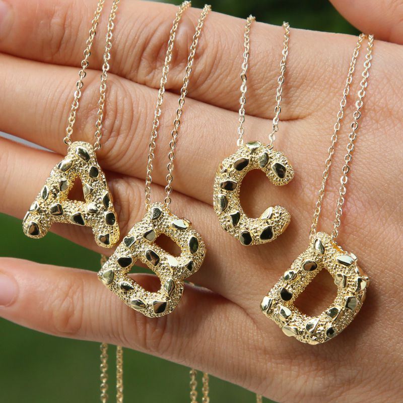 Collar De 26 Letras Con Textura De Latón