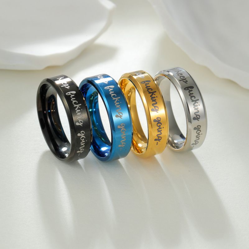 Anillo De Hombre Redondo Con Letras De Acero De Titanio