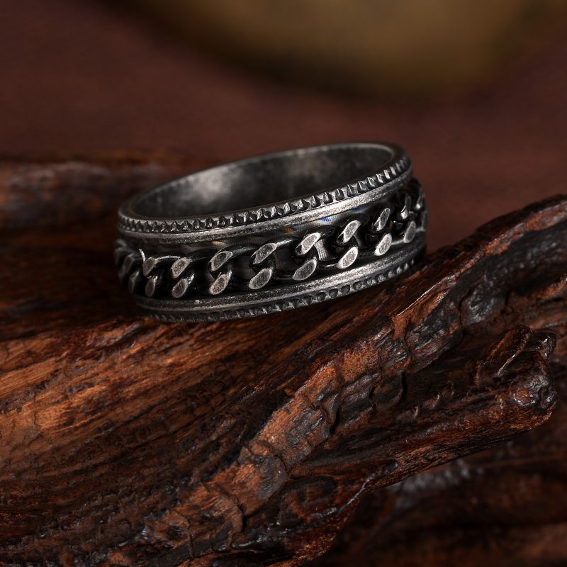 Anillo De Hombre Con Cadena En Relieve De Acero Titanio