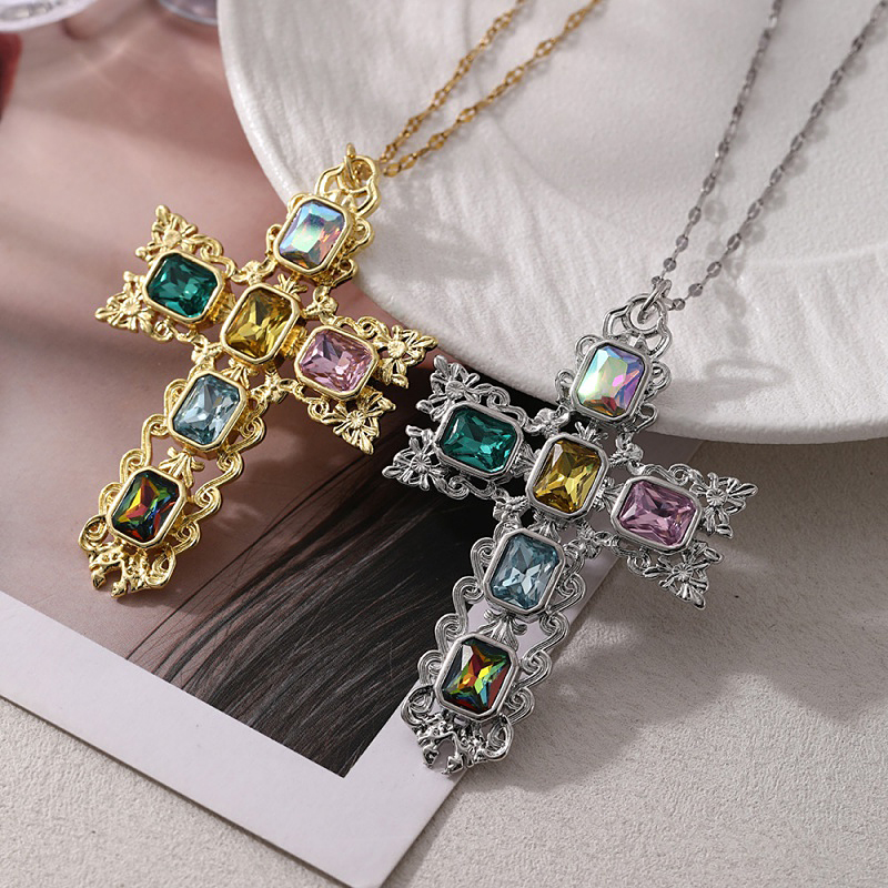 Collar De Cruz Con Patrón De Circonitas Incrustadas En Cobre