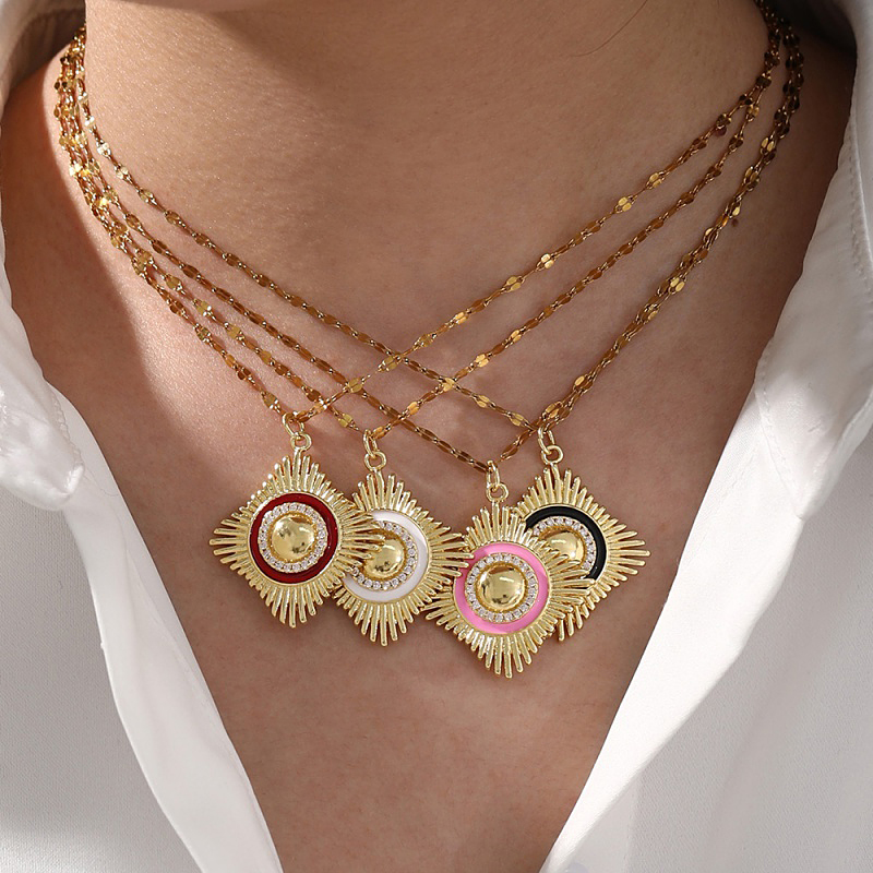 Collar Cuadrado Con Gota De Aceite De Circonita Incrustada En Acero De Titanio