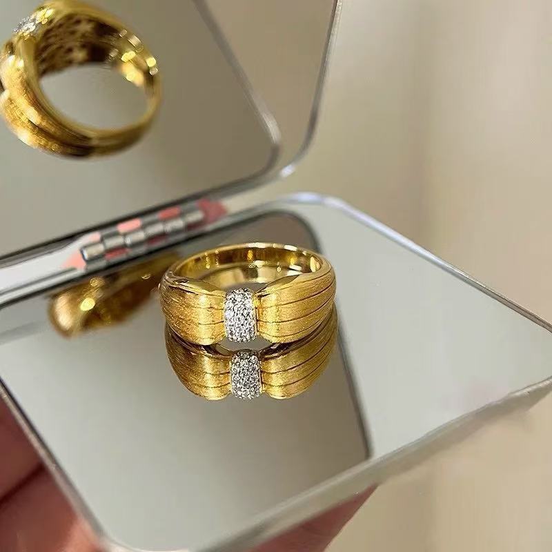 Anillo Redondo De Cobre Y Diamantes