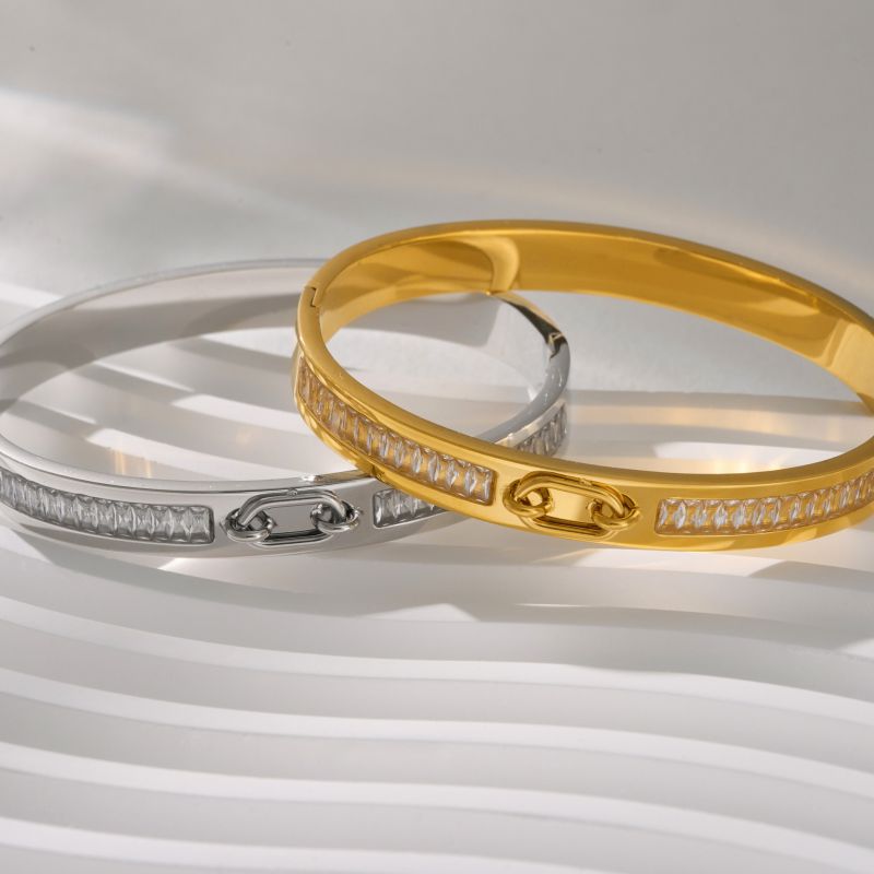 Pulsera Redonda De Acero De Titanio Con Diamantes.