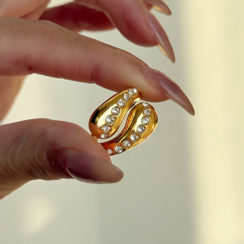 Anillo Redondo De Acero De Titanio Con Diamantes.