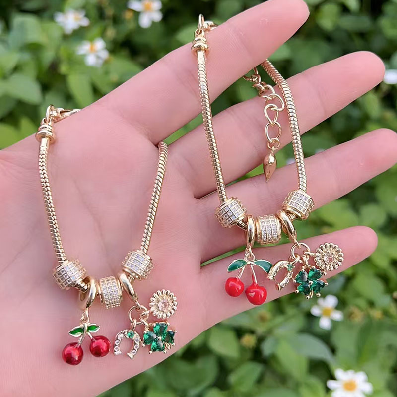 Collar De Herradura Con Pétalos De Cereza Y Diamantes Bañados En Oro Y Cobre.