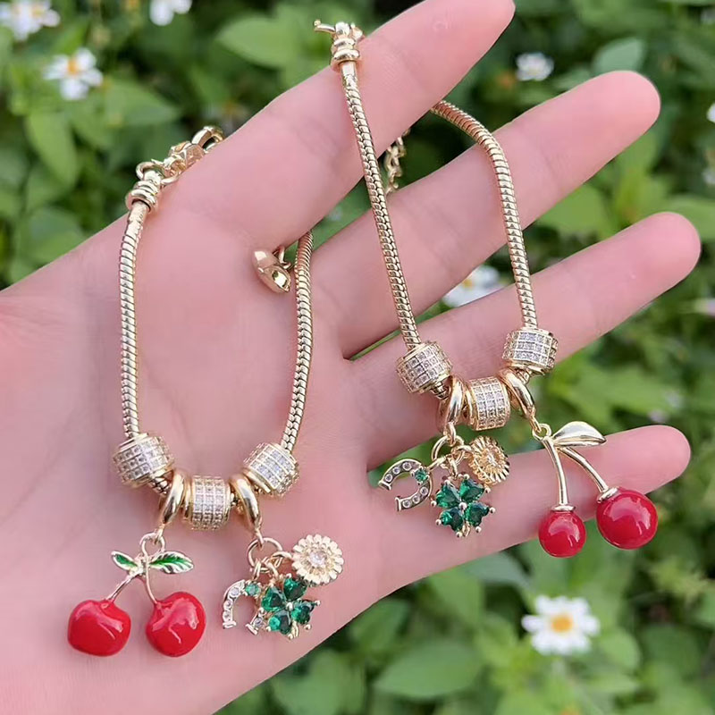 Collar De Herradura Con Pétalos De Cereza Y Diamantes Bañados En Oro Y Cobre.