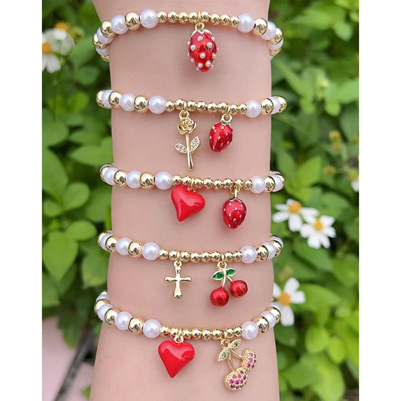 Pulsera Con Corazón Cruz Y Cereza De Flor De Fresa Y Cuentas De Perla Doradas Y Bañadas En Cobre