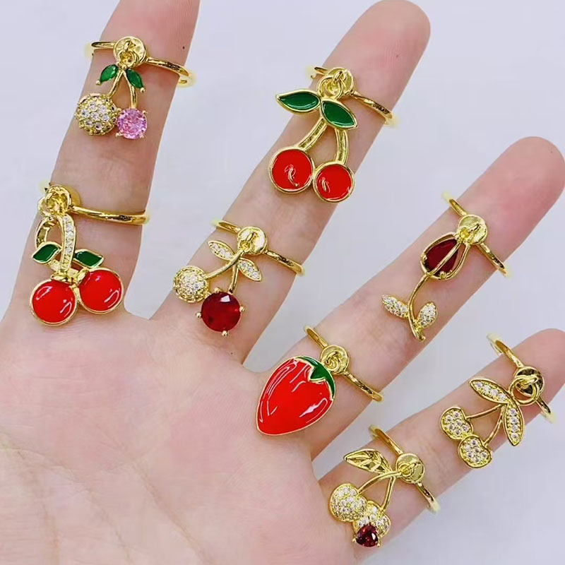 Anillo De Cobre Bañado En Oro Con Cereza Flor Y Fresa.