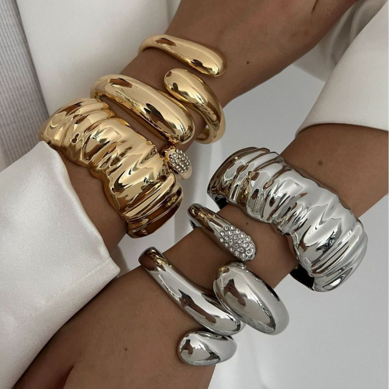 Pulsera Redonda De Metal Con Diamantes