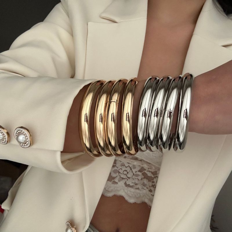 Conjunto De Pulseras Redondas Pulidas Y Curvadas