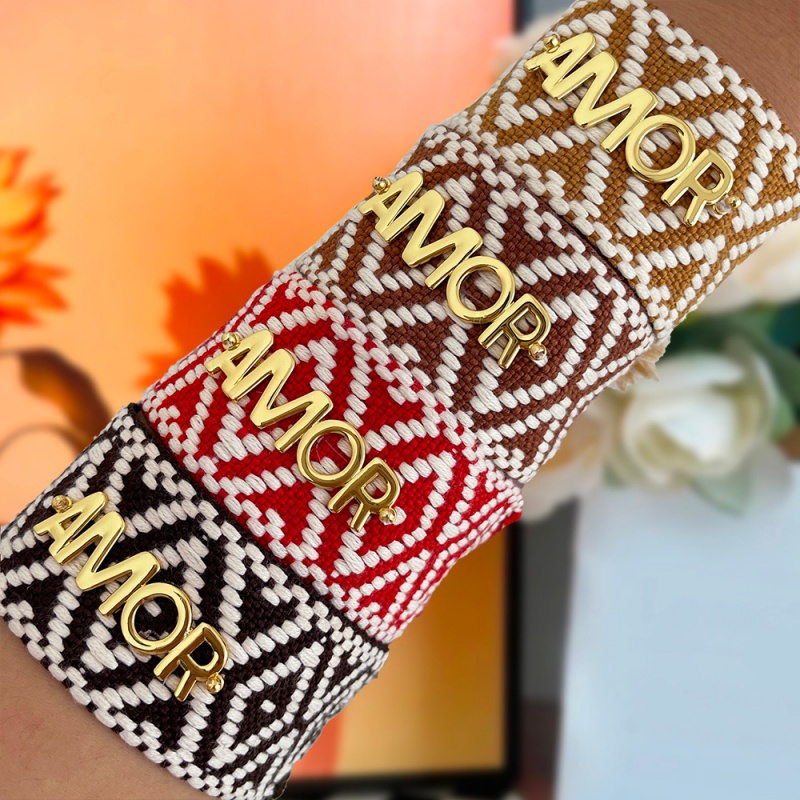 Pulsera Trenzada Con Borlas Y Letra Amor De Cobre