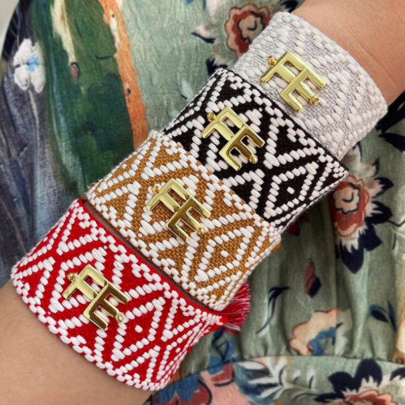 Pulsera Trenzada Con Borlas Y Letra Fe De Cobre