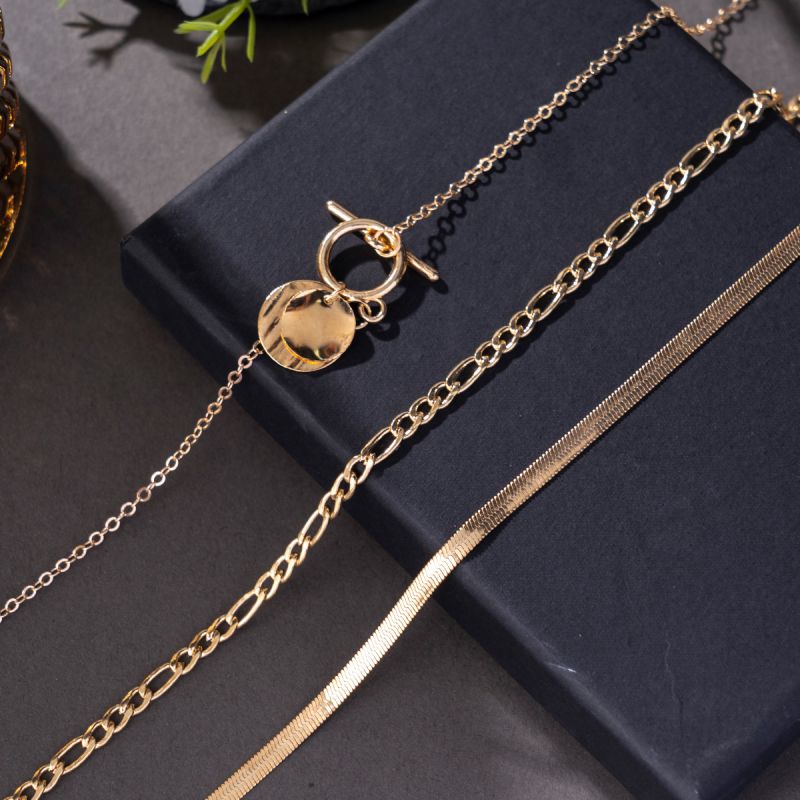 Collar Multicapa Con Medalla De Metal Y Hueso De Serpiente