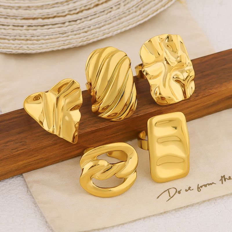 Anillo De Corazón Texturizado De Acero Y Titanio