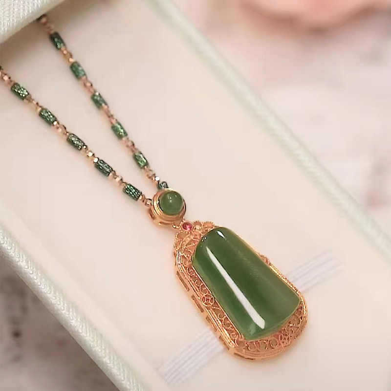 Collar Con Colgante De Jade Hetiano De Metal