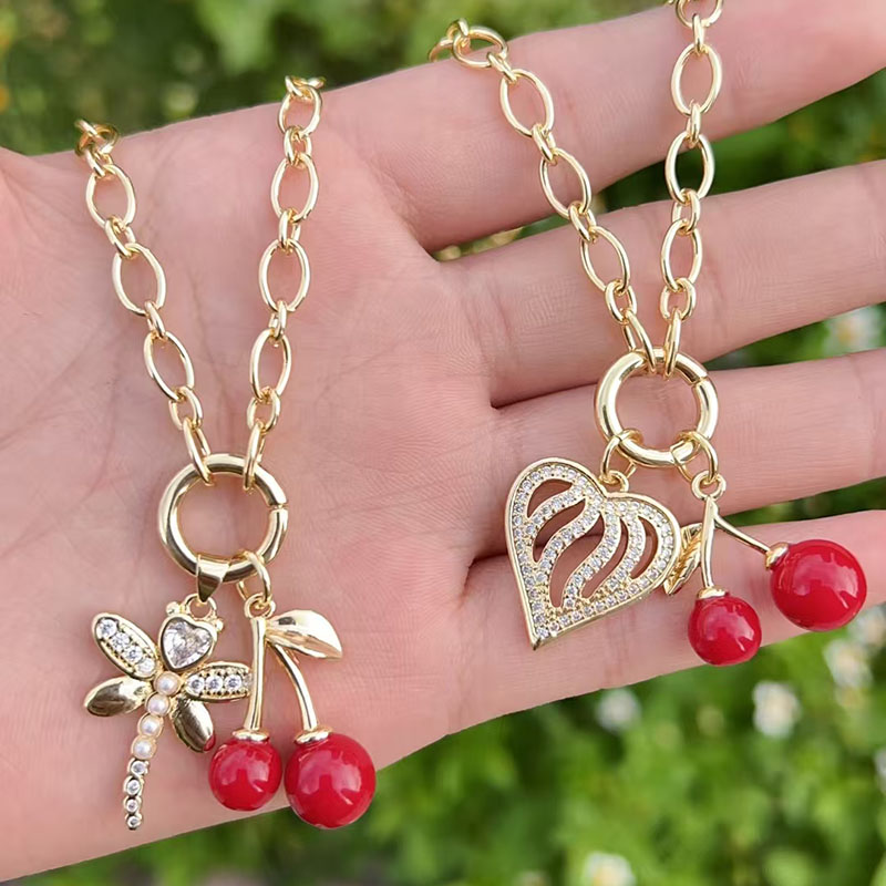Collar De Libélula Con Cereza Y Corazón De Diamantes En Oro Bañado En Cobre