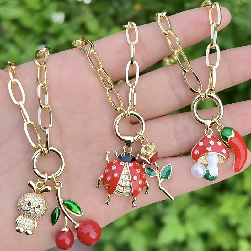 Collar Con Flor De Hongo Insecto Y Cereza De Cobre Bañado En Oro