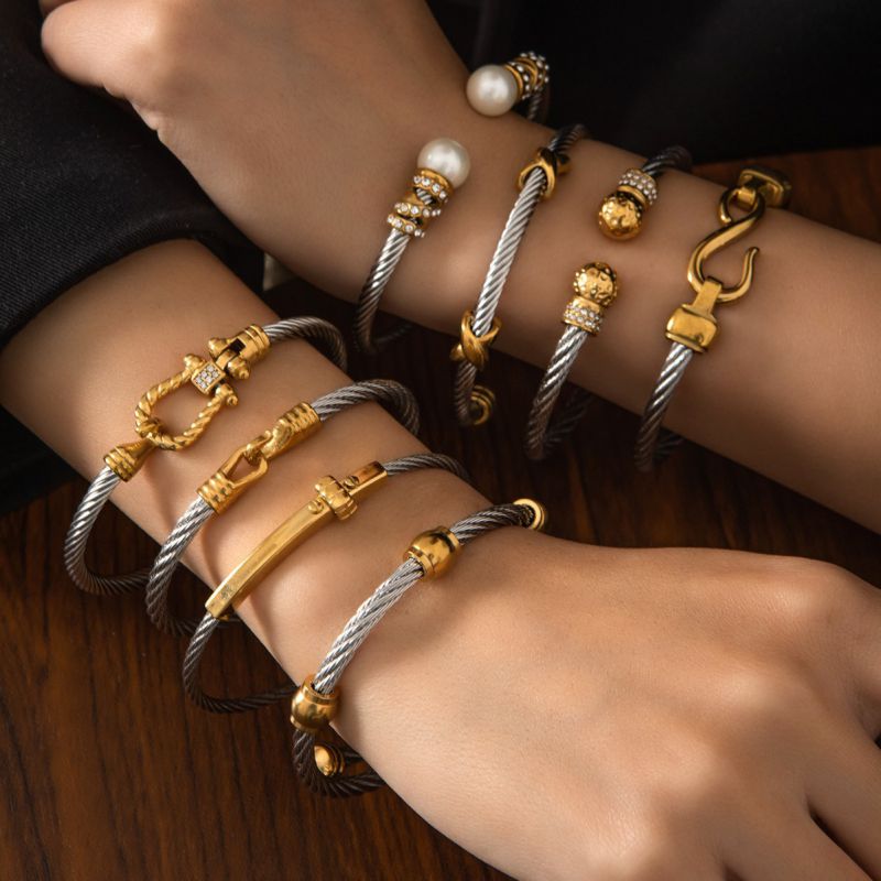 Pulsera Redonda De Acero Y Titanio Con Diseño Giratorio