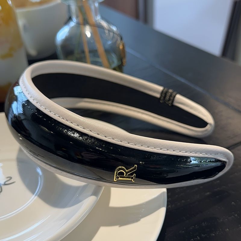 Diadema De Ala Ancha Con Letras De Cuero